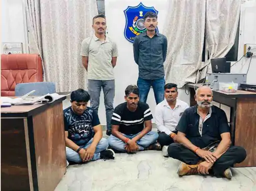 અમરેલીમાં જાહેર રસ્તા પર જુગાર